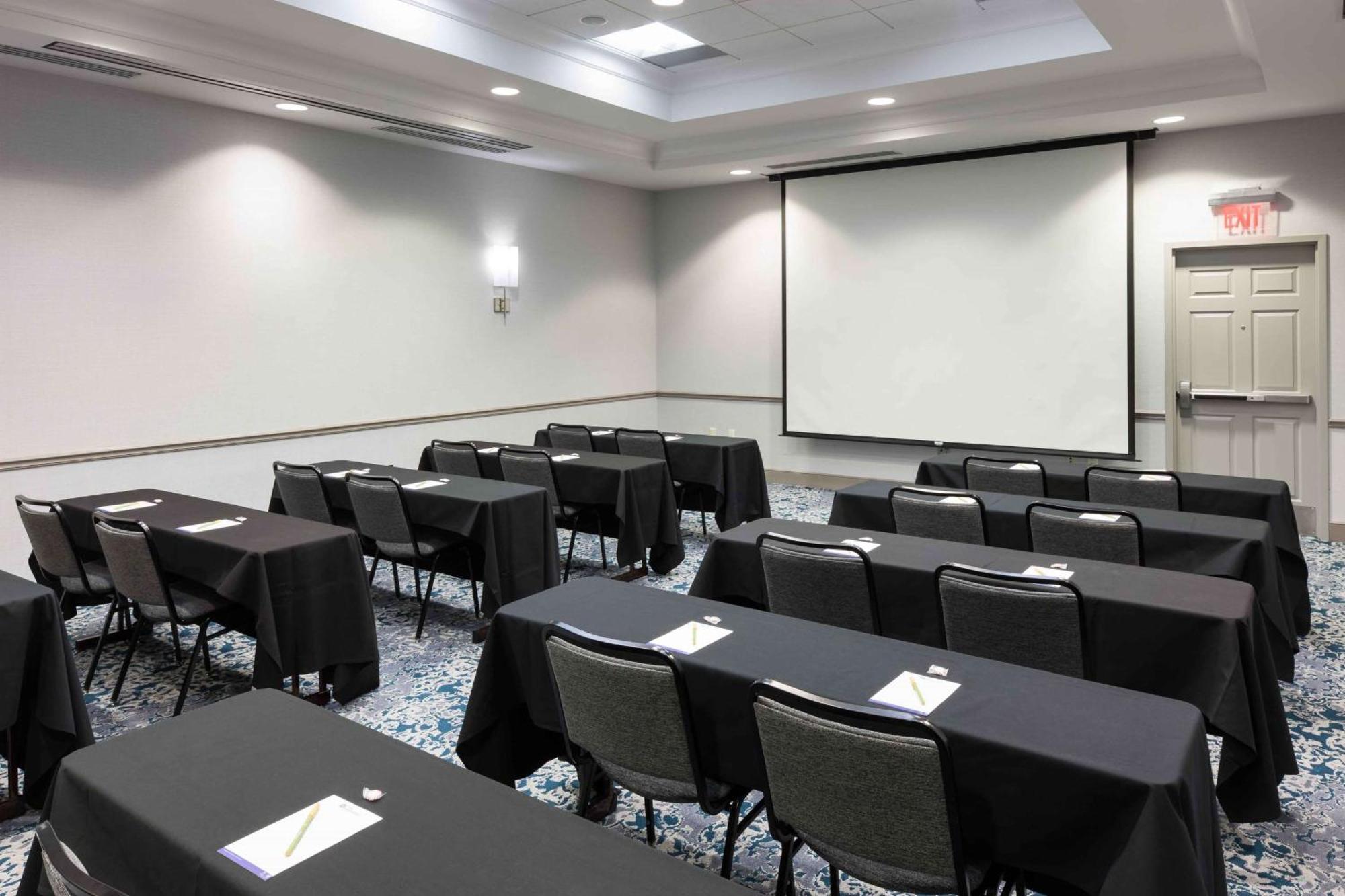 Hilton Garden Inn Detroit/Нови Екстериор снимка